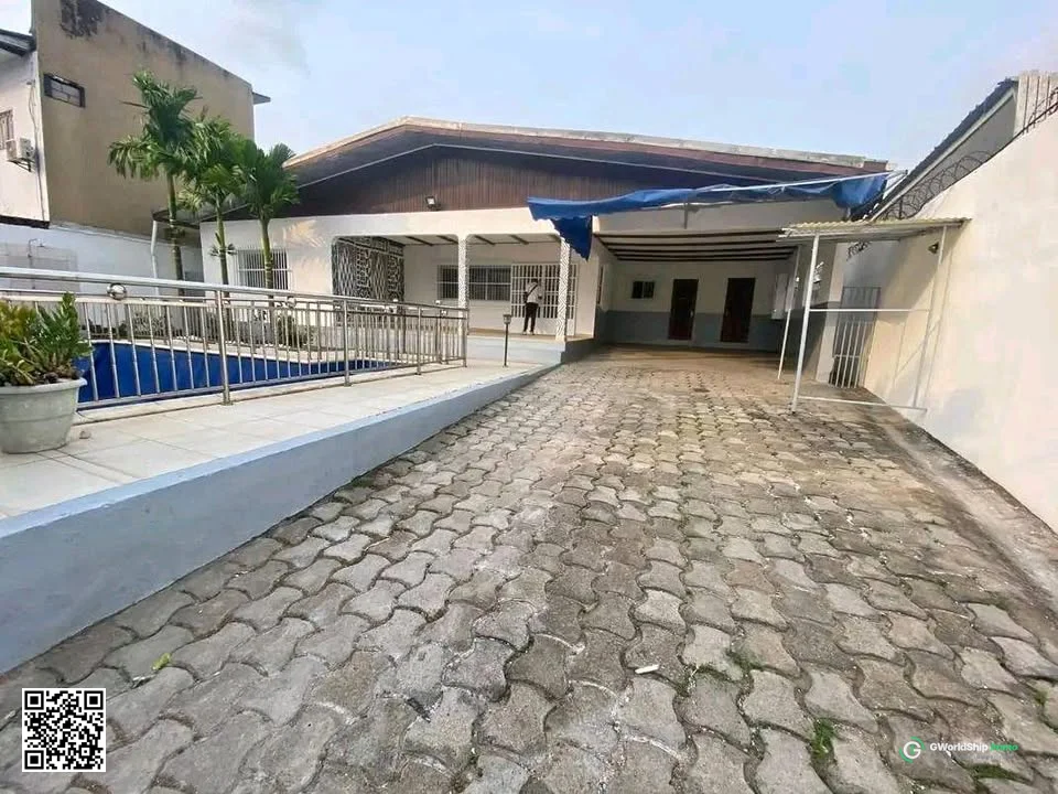 Villa 4 chambres à louer – Bonapriso, Douala